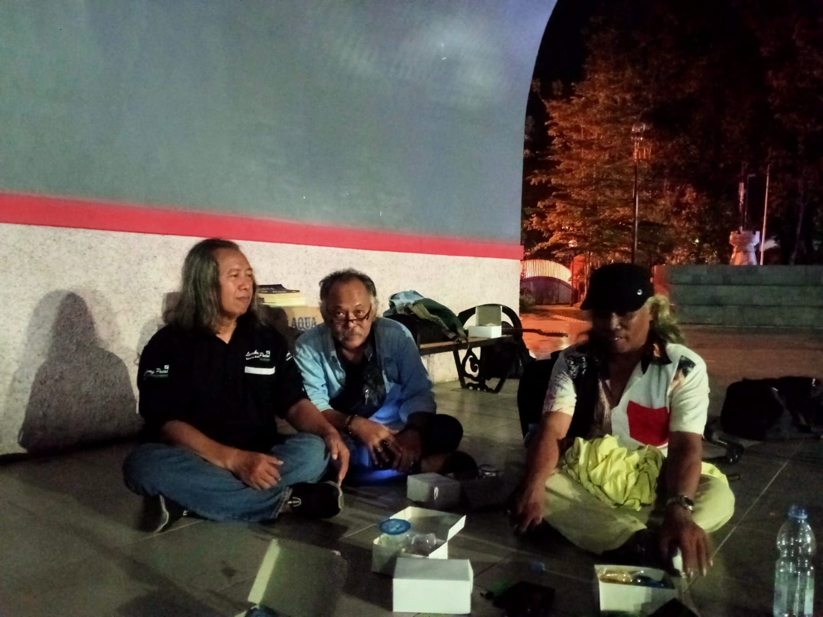 Jumadi dan rekan seniman di Grobogan setelah kegiatan mereka dibubarkan di Taman Segitiga Emas Purwodadi.