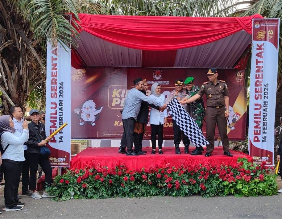Forkopimda Indramayu saat mengangkat bendera tanda dimulainya kirab Pemilu 2024 yang diikuti ribuan massa, Rabu (22/11/2023)