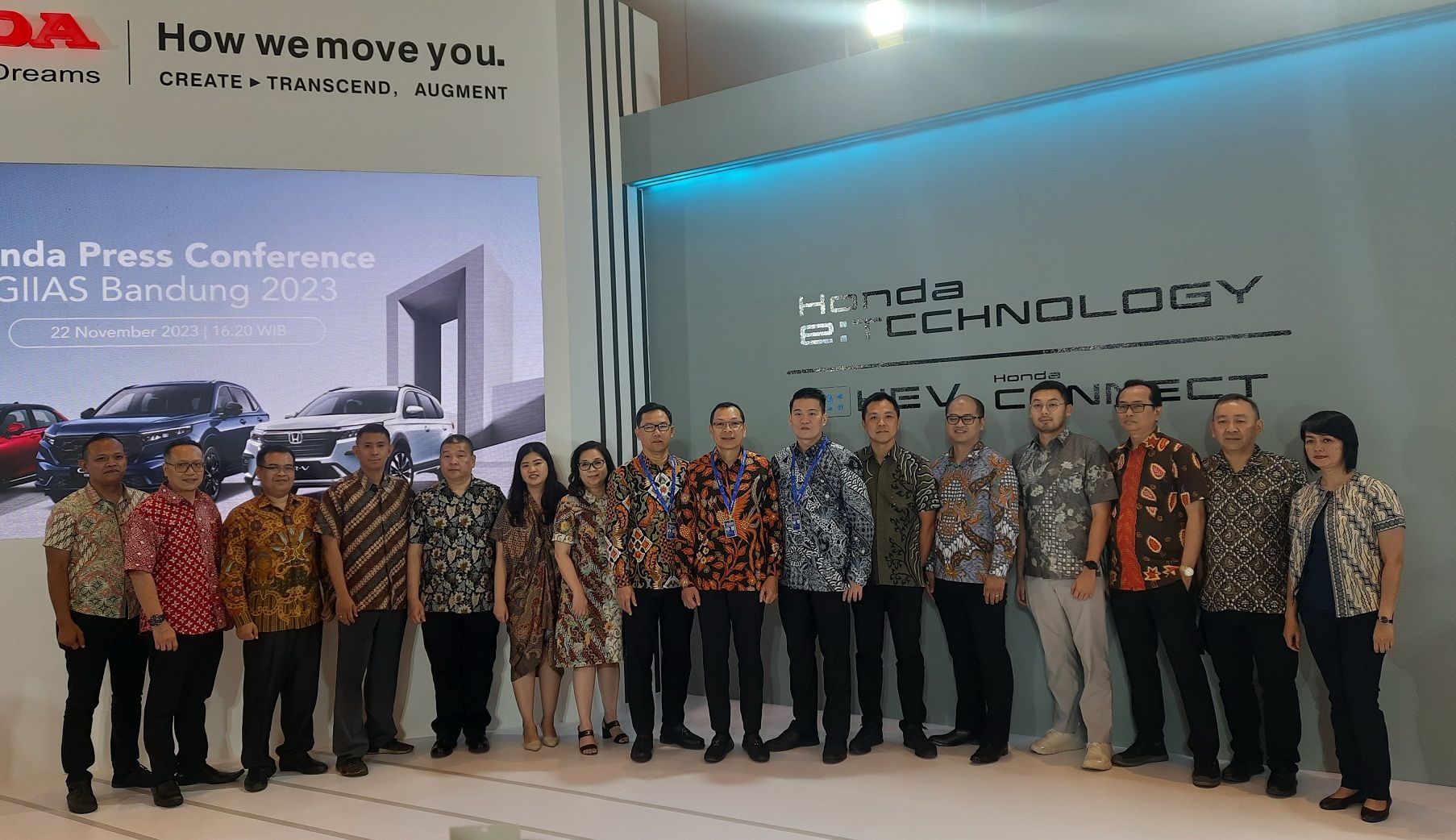 Semua jajaran petinggi Honda di Jawa Barat menyambut baik digelarnya pameran otomotif perdana GIIAS Bandung 2023 yang berlangsung di Sudirman Grand Ballroom, 22-26 November 2022.*/   