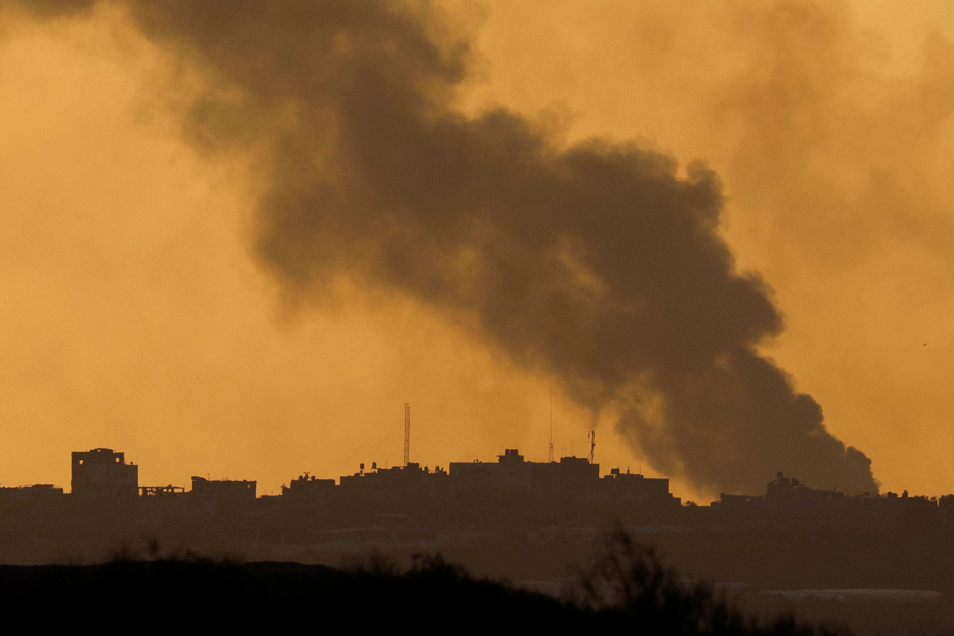 Asap mengepul setelah serangan udara Israel di Gaza, terlihat dari Israel selatan, di tengah konflik yang sedang berlangsung antara Israel dan kelompok Palestina Hamas, 21 November 2023.