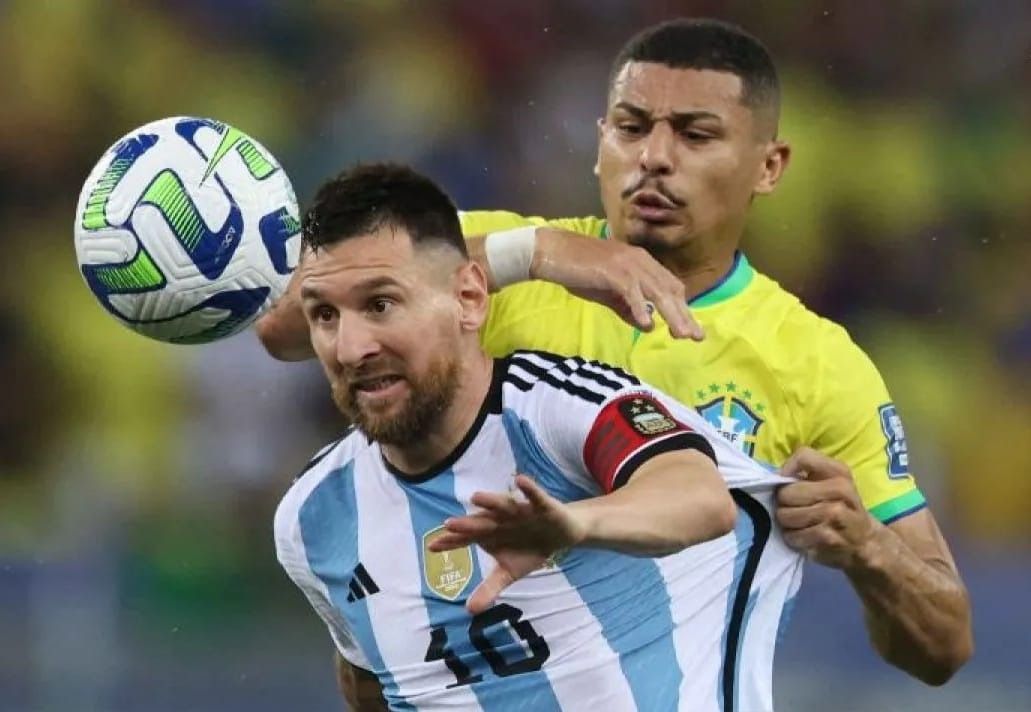 Lionel Messi berebut bola dengan pemain Brasil Andre di laga kualifikasi Piala Dunia 2026 zona Amerika Selatan di Estadio Maracana, Rio de Janeiro, Brasil, Rabu (22/11/2023)