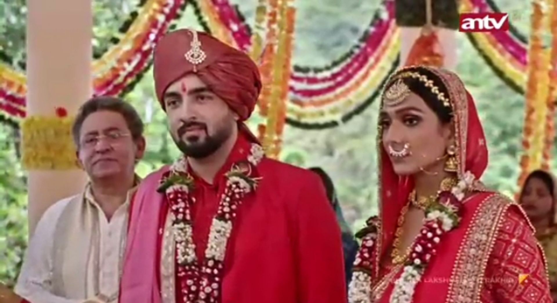 Lakshmi memikirkan Neelam yang tidak menghadiri pernikahannya dengan Rishi. 