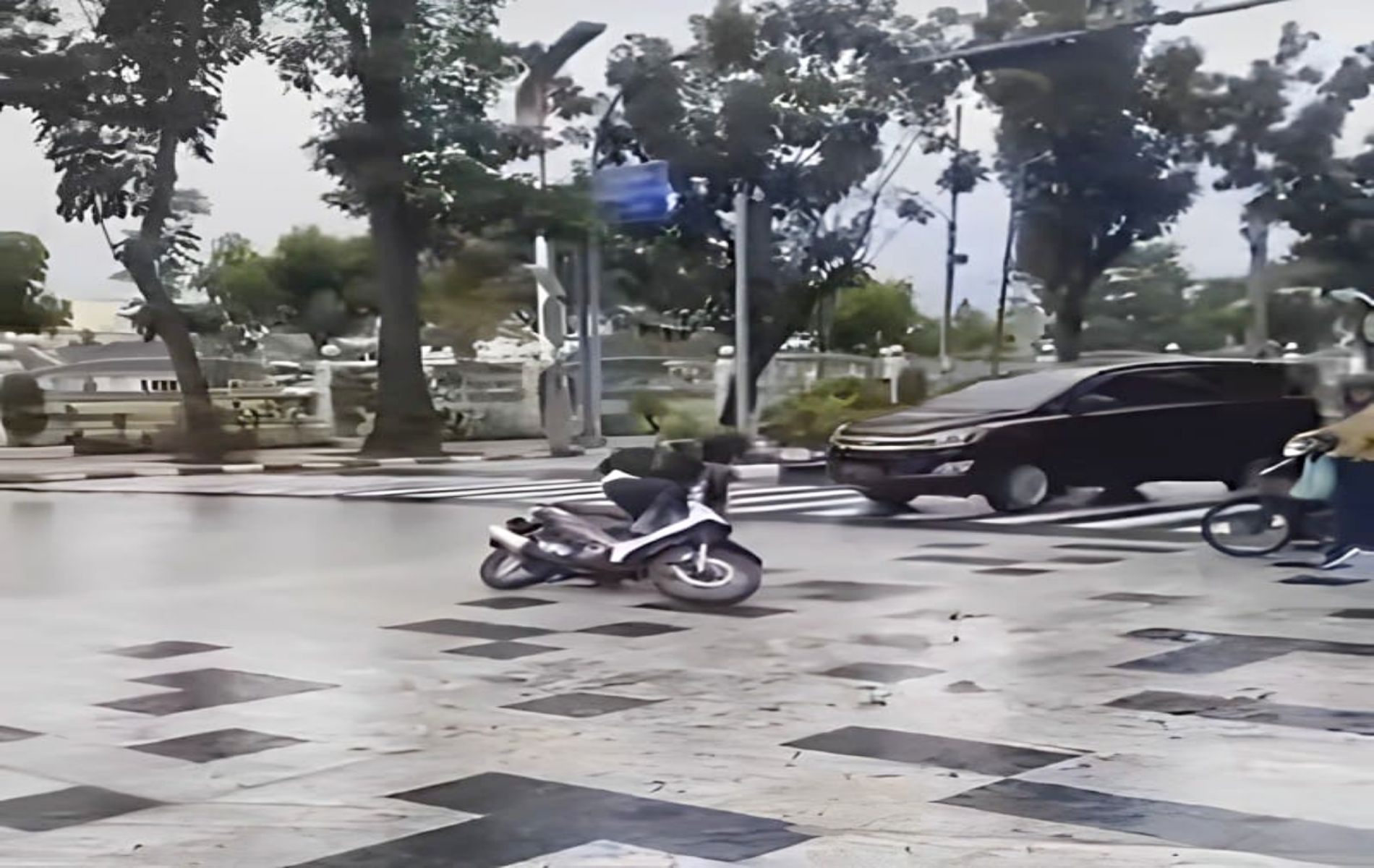 video yang menyebut pengendara motor berjatuhan di jalan Sudirman, Medan, Sumatera Utara kemudian viral dan menuai reaksi warganet./Tangkapan layar instagram/@lowslow.indonesia 