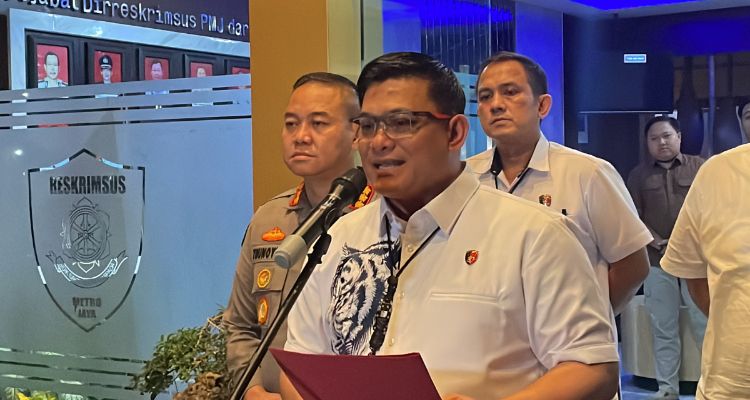 Direktur Reserse Kriminal Khusus Polda Metro Jaya, Kombes Ade Safri Simanjuntak saat mengumumkan status hukum ketua KPK Firli Bahuri di Kasus Dugaan Pemerasan terhadap Eks Mentan SYL