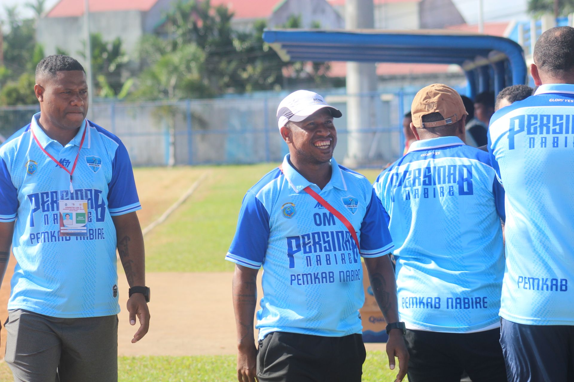 Ocktovianus Maniani pelatih kepala Persinab Nabire (Tengah) bersama stafnya ketika menyalami tim pelatih dari Persiker Keerom jelang pertandingan (Portal Papua) Silas Ramandey