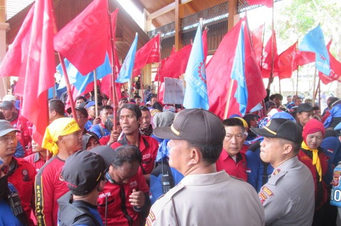 Ilustrasi: Demo buruh di Sumedang