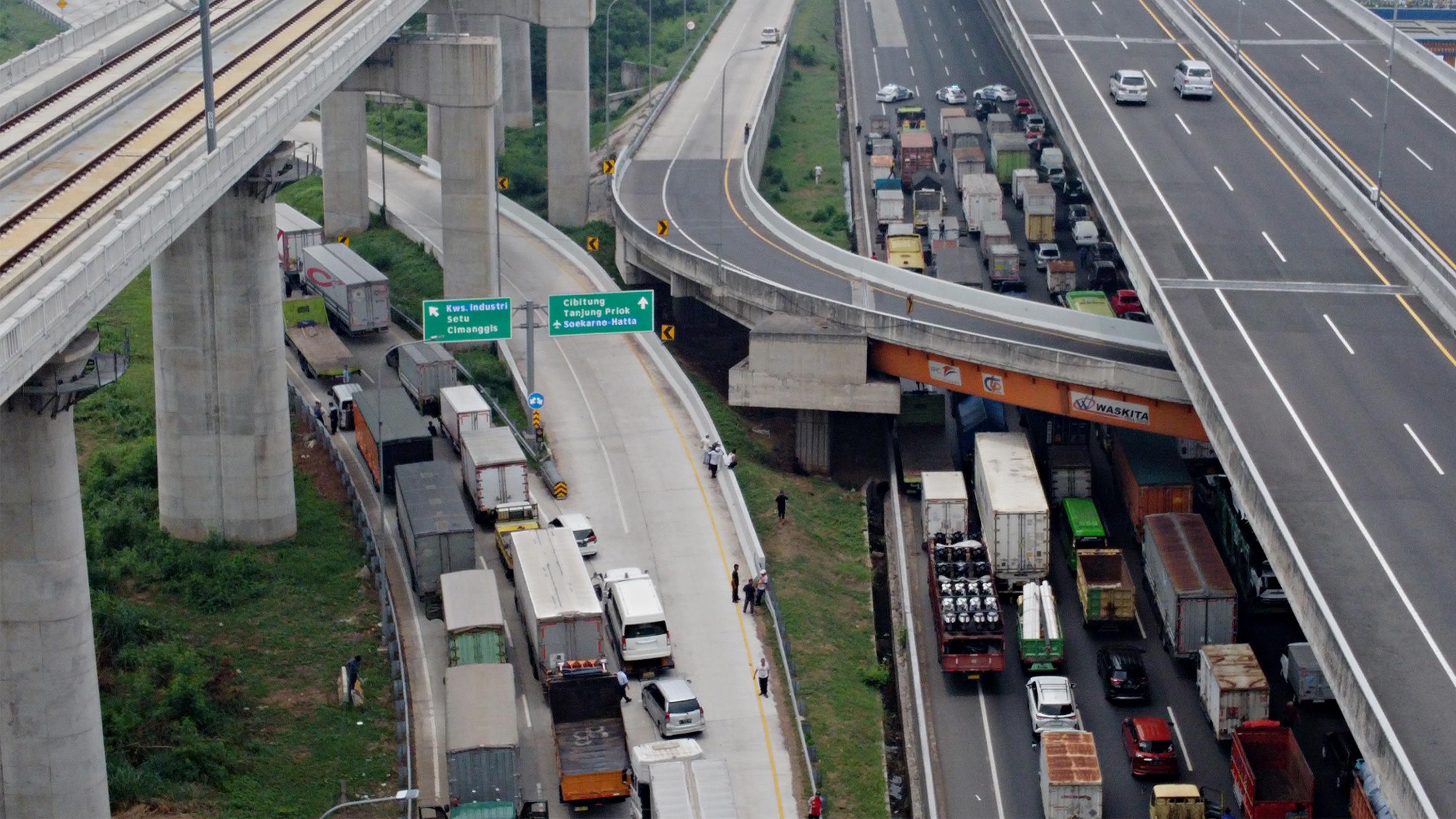 Foto udara kemacetan di Tol Jakarta-Cikampek, Cibitung Kabupaten Bekasi. 
