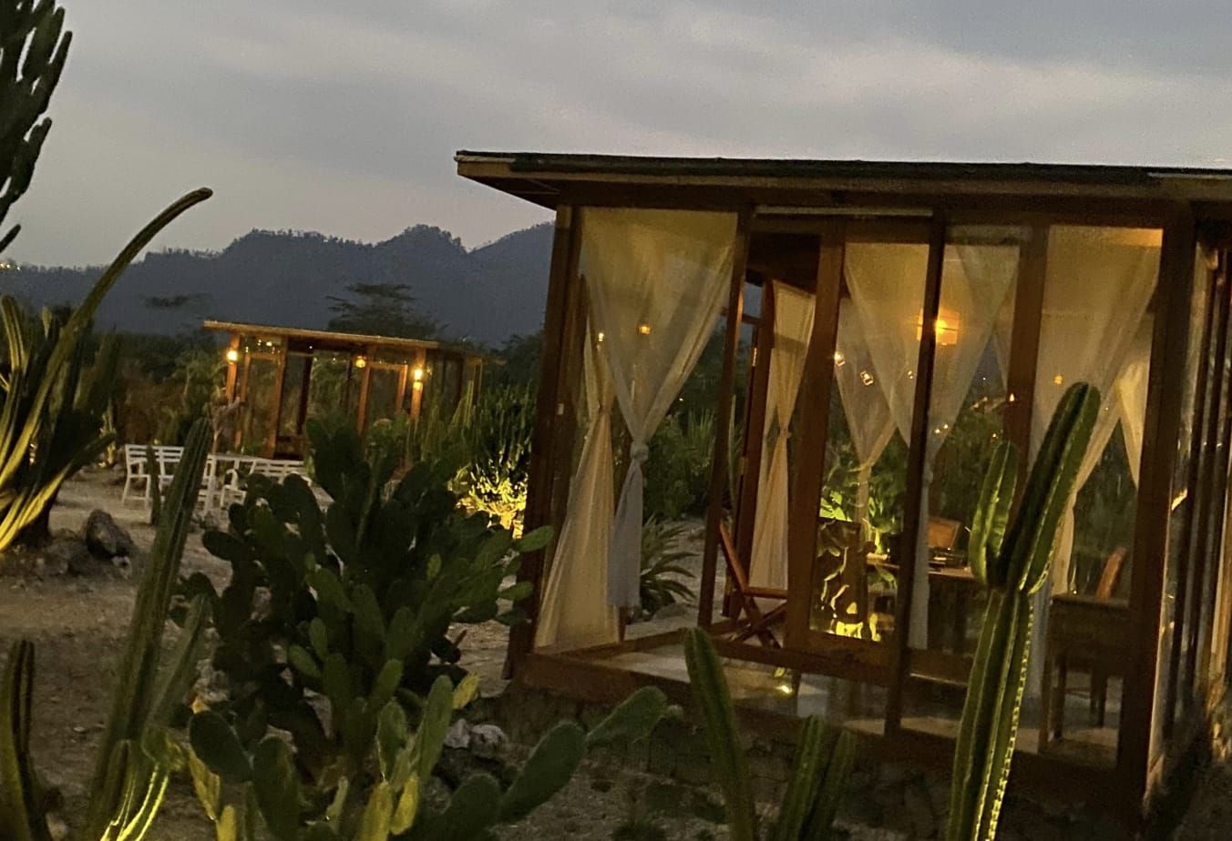 Rekomendasi Cafe Instagramable Bernuansa Gurun dengan View Pegunungan Menoreh di Magelang