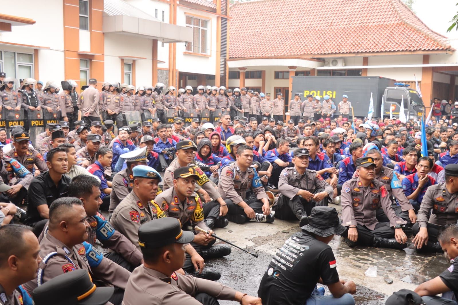 Kapolres Majalengka Polda Jabar, AKBP Indra Novianto,S.I.K., M.Si, CPHR, meski hujan tetep duduk sila saat aksi unjuk rasa buruh terkait UMK tahun 2023.
