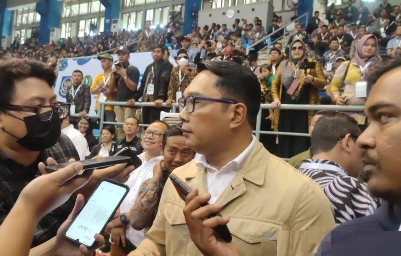 Mantan Gubernur Jabar Ridwan Kamil mengaku menerima dua surat tugas mencalonkan diri pada Pilkada 2024 pada Musyawarah Kerja Daerah APDESI Jawa Barat yang digelar di Bandung, Kamis (23 November 2023). 