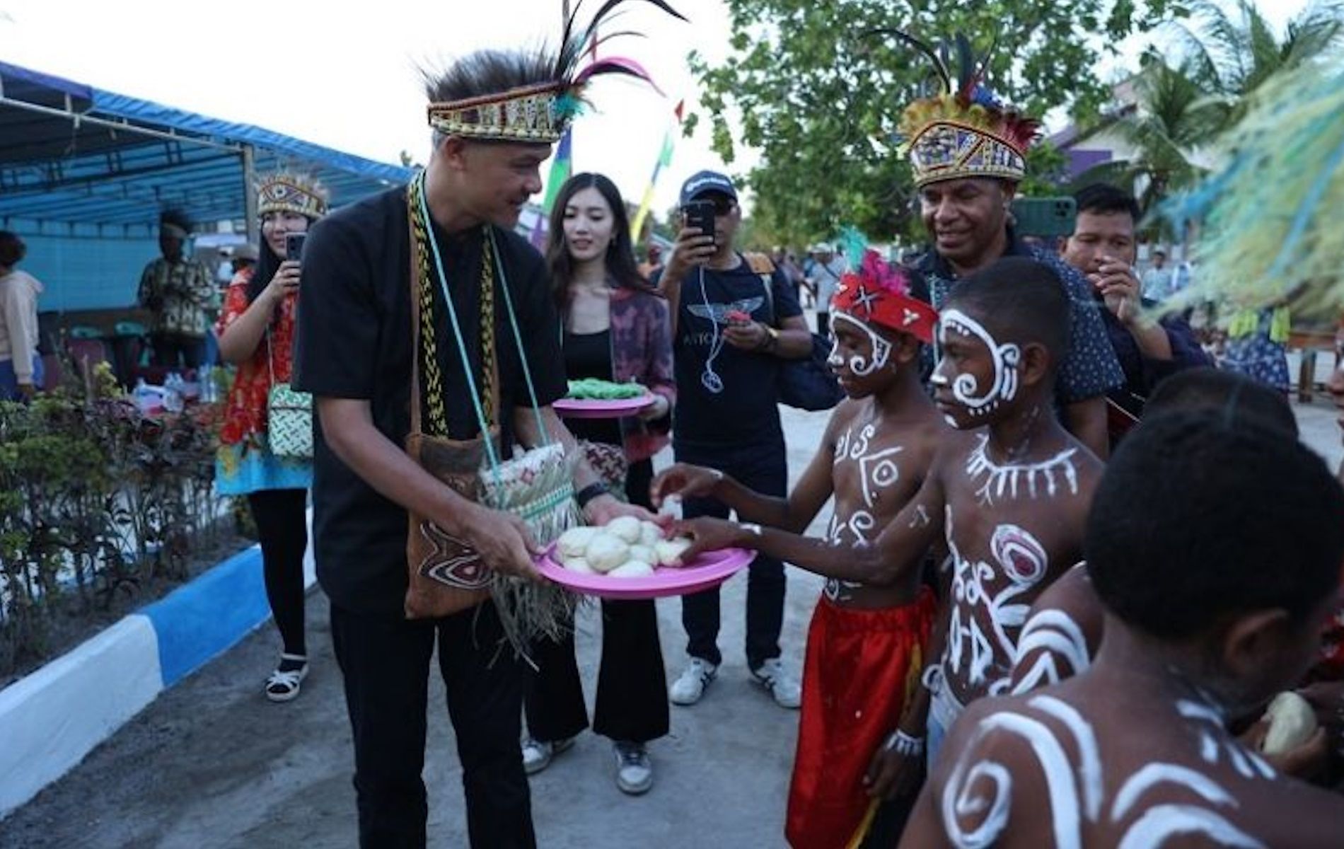 Capres Ganjar Pranowo berbelanja oleholeh khas Papua saat berkunjung ke Pasar Hamadi Jayapura.