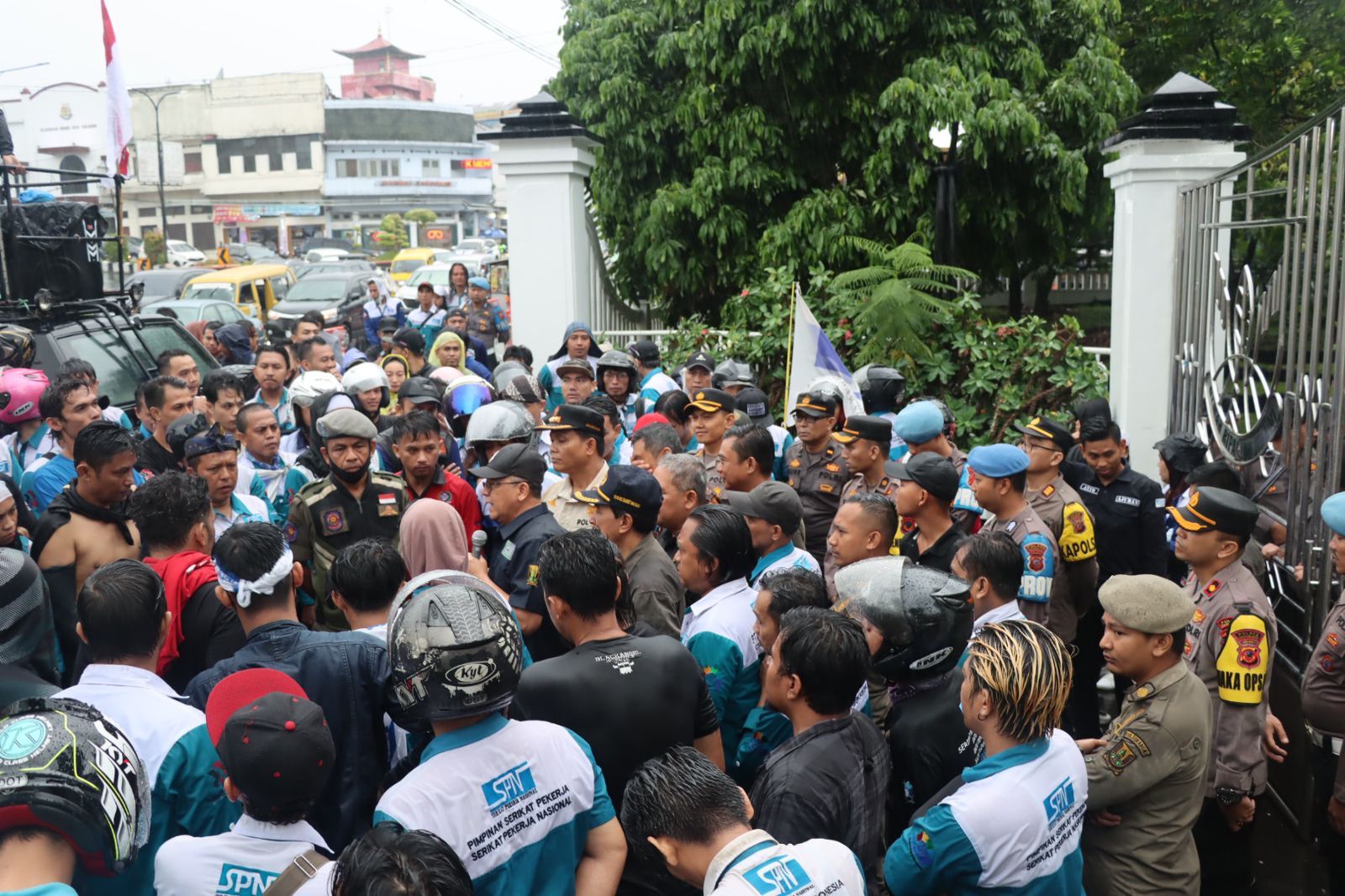 Ratusan buruh DPC SPN Sukabumi saat mendengar penjelasan wakil Bupati Sukabumi Iyos Somantri