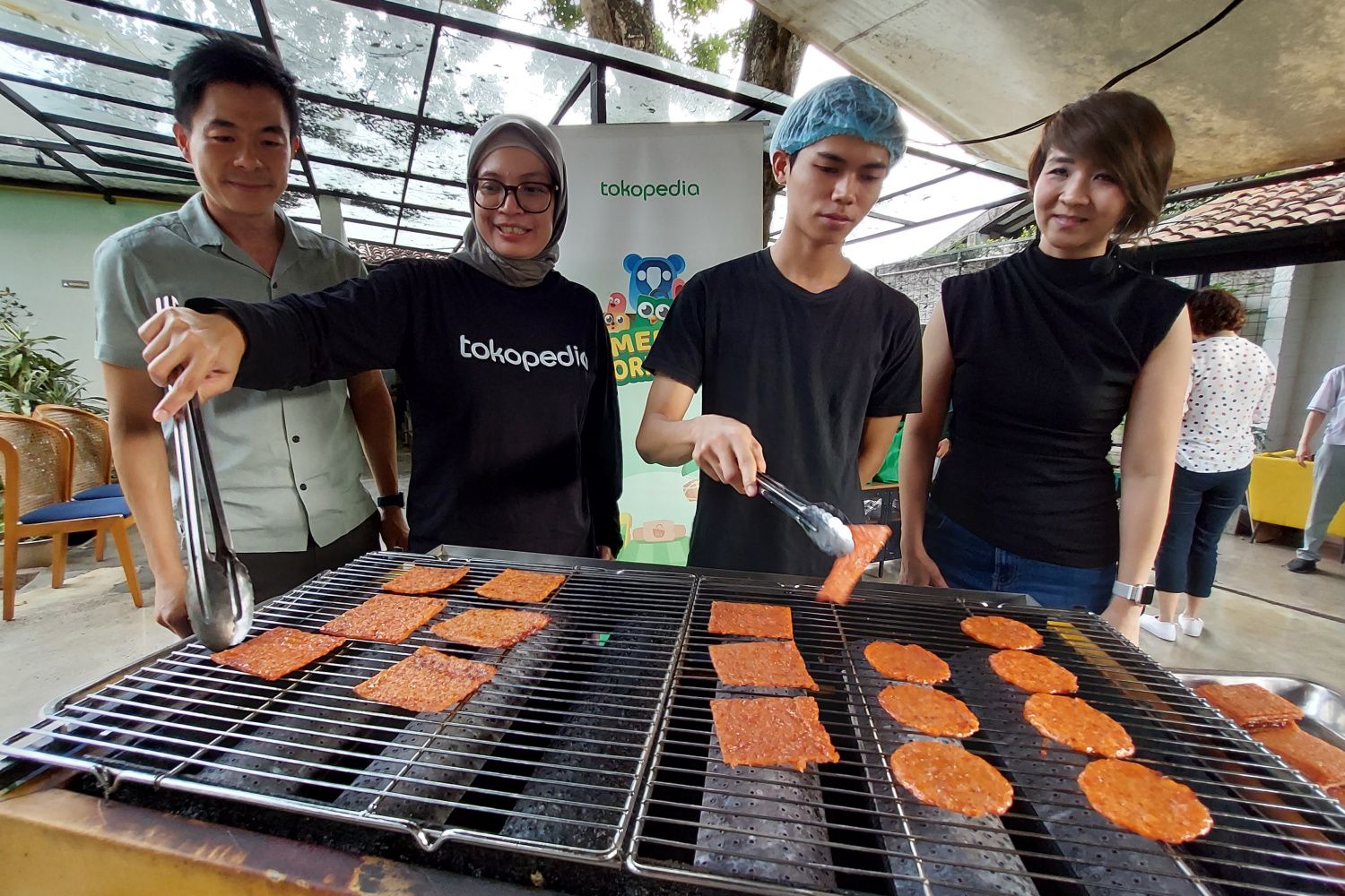 Inilah kisah UMKM Bandung ‘Dendeng Kukuruyuk’, gandeng peternak ayam dan sukses jualan makanan di Tokopedia.