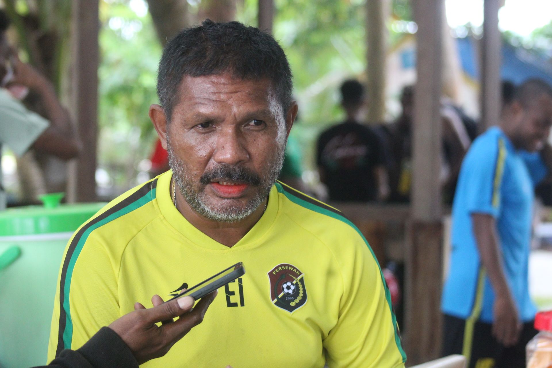 Pelatih Persewar Waropen, Eduard Ivakdalam ketika di temui oleh media di pantai Holtemp Jayapura (Portal Papua) Silas Ramandey