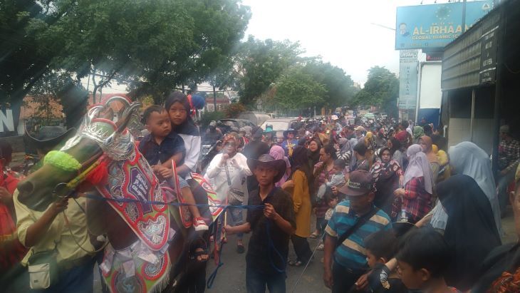 Arak arakan penagnten sunat menggunakan Kuda Renggong  menyusuri Jalan HA Nasution disamput antusias warga hingga menimbulkan kemacetan.