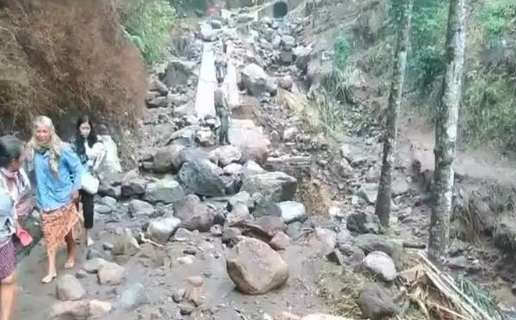 Akses jalan penghubung Dusun Ngaduman dan Dusun Gedong Desa Tajuk Kecamatan Getasan Kabupaten Semarang yang terputus setelah diterjang banjir bandang Jumat (24/11/2023) sore.
