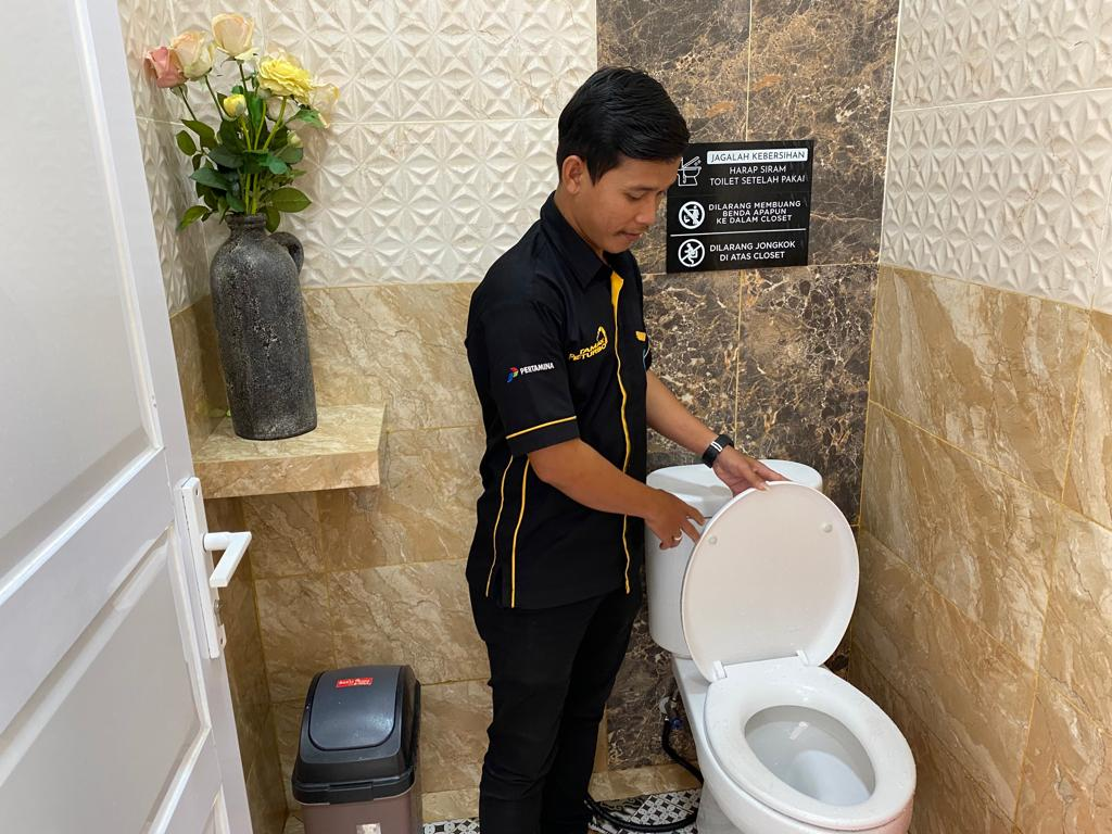  SPBU 34-43303 di Kampung Bangkongreang, Desa Benda, Kecamatan Cicurug, Kabupaten Sukabumi jadi perbincangan karena menyediakan fasilitas layaknya hotel bintang lima. 