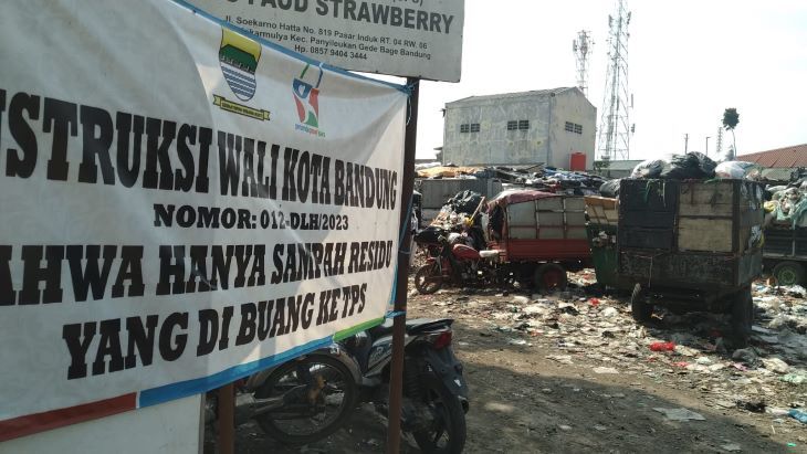 Antian kendaraan sampah triseda dekan TPS Gedebage tidak bisa masuk karena sampah belum dipilah warga sesuai instruksi Pejabat Wali Kota Bandung.
