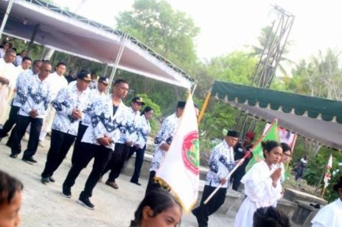 Suasana perayaan Ekaristi HUT HGN dan PGRI se-Kabupaten Flores Timur di objek wisata Pantai Riangsunge, Sabtu (25/11/2023).//