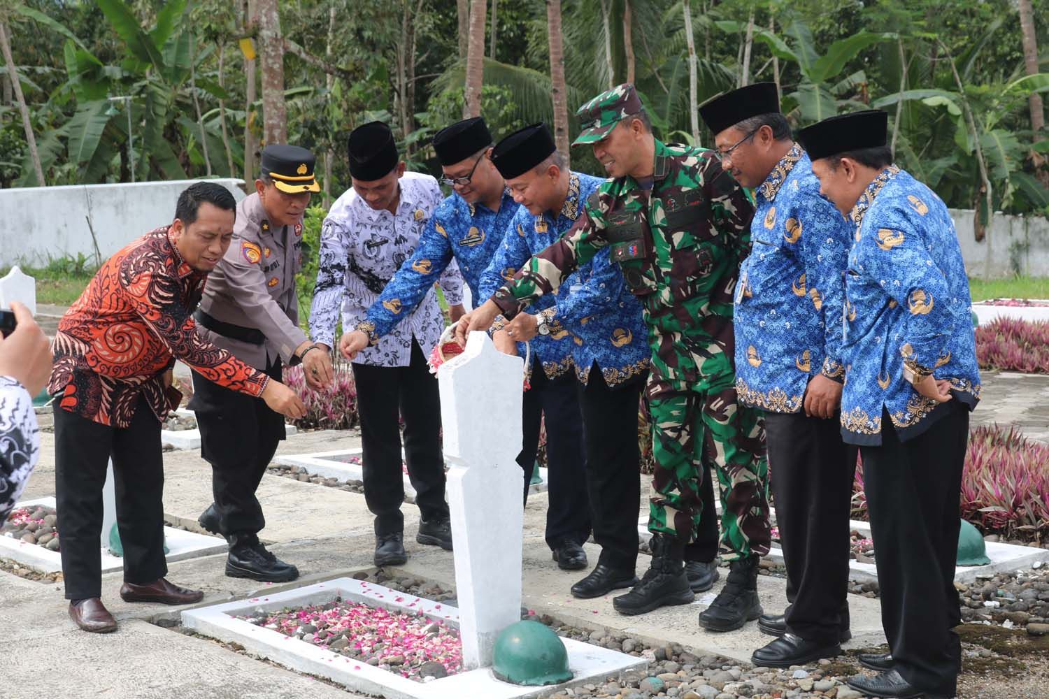 PJ Bupati Banjarnegara Tri Harso Widirahmanto,  SH bersama Sekda Drs. Indarto, M.Si, anggota DPRD Dedy Suromli melakukan tabur bunga di Taman Makam Pahlawan Sureng Yudha pada Sabtu, 25 November 2023