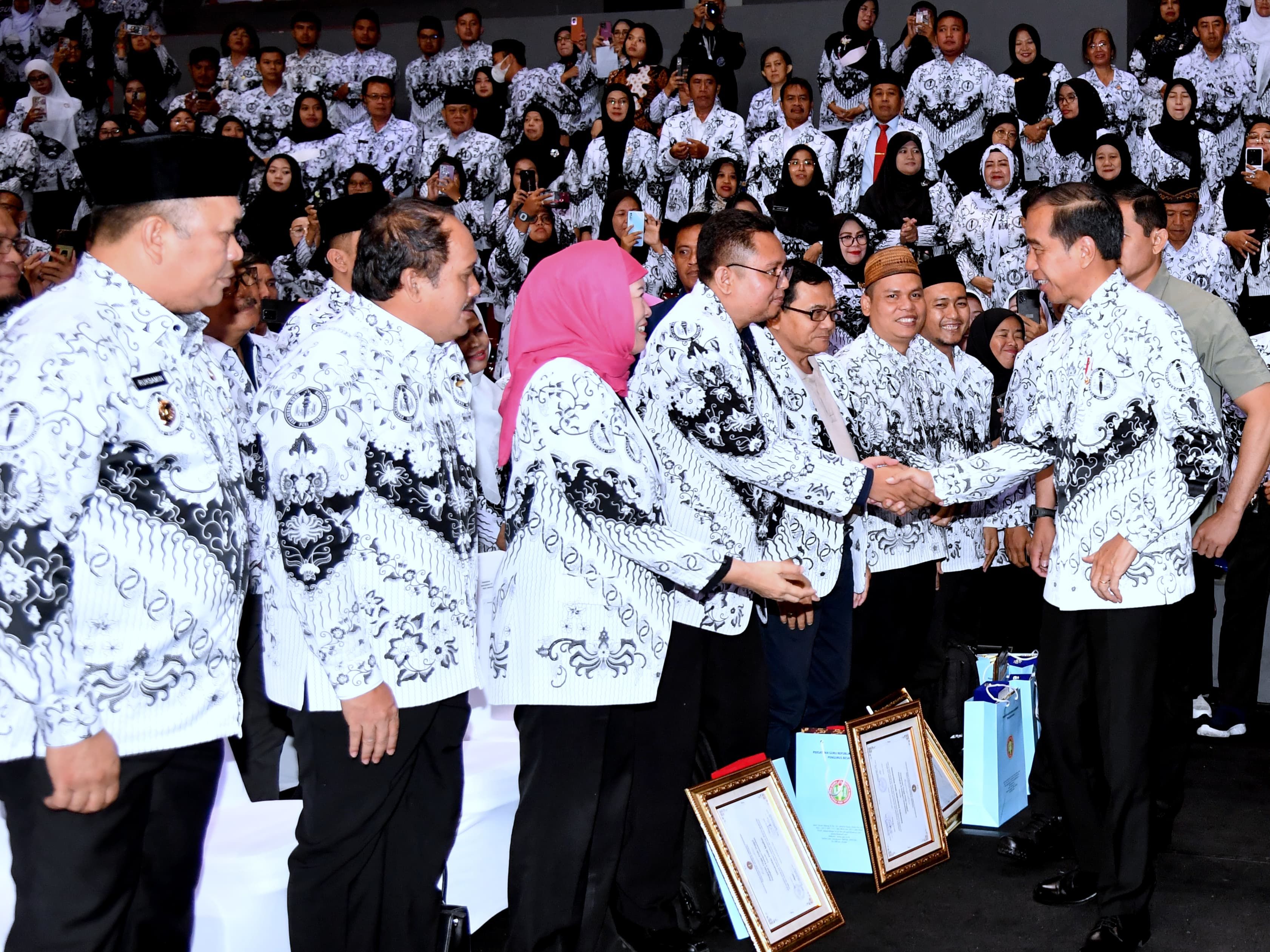 Presiden saat menghadiri peringatan Hari Ulang Tahun (HUT) ke-78 Persatuan Guru Republik Indonesia (PGRI) dan Hari Guru Nasional Tahun 2023 yang digelar di Britama Arena, Kelapa Gading, Jakarta Utara, pada Sabtu, 25 November 2023.