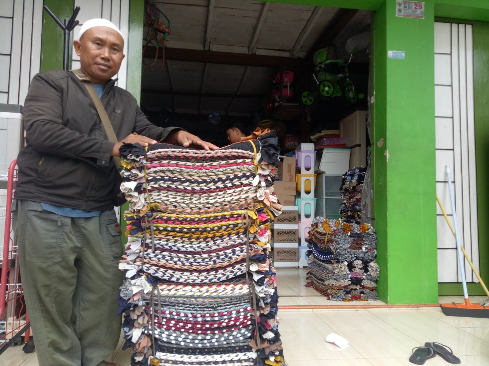 Nanang perajin asal Desa Karangasem, Kecamatan Leuwimunding, Kabupaten Majalengkakeset menunjukan keset yang diproduksinya ketika akan mengirim ke sebua grosir barang, Sabtu (25/11/2023), di musim penghujan permintaan keset bisa naik lebih dari 100 persenan 