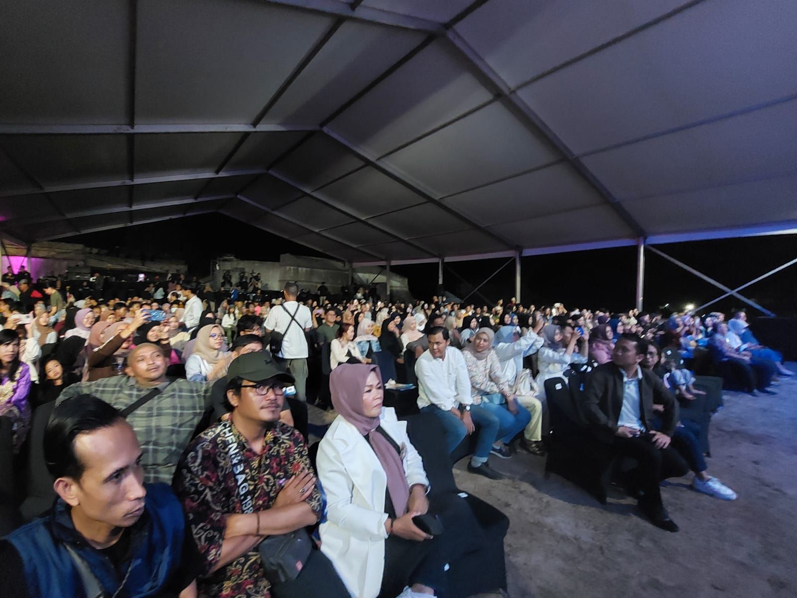 Penonton yang antuisias dam yerpukau  penampilan  Teater Koma dalam Pementasan 'Roro Jonggrang' di Benteng Marlborough, Bengkulu - 25 November 2023 (foto: Iyud/Ikobengkulu)