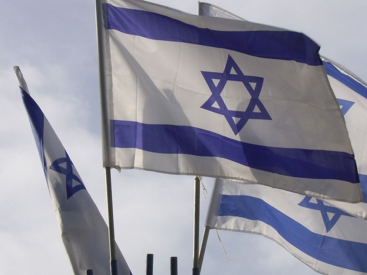 Banyak negara yang secara tidak langsung terjajah oleh Israel. 