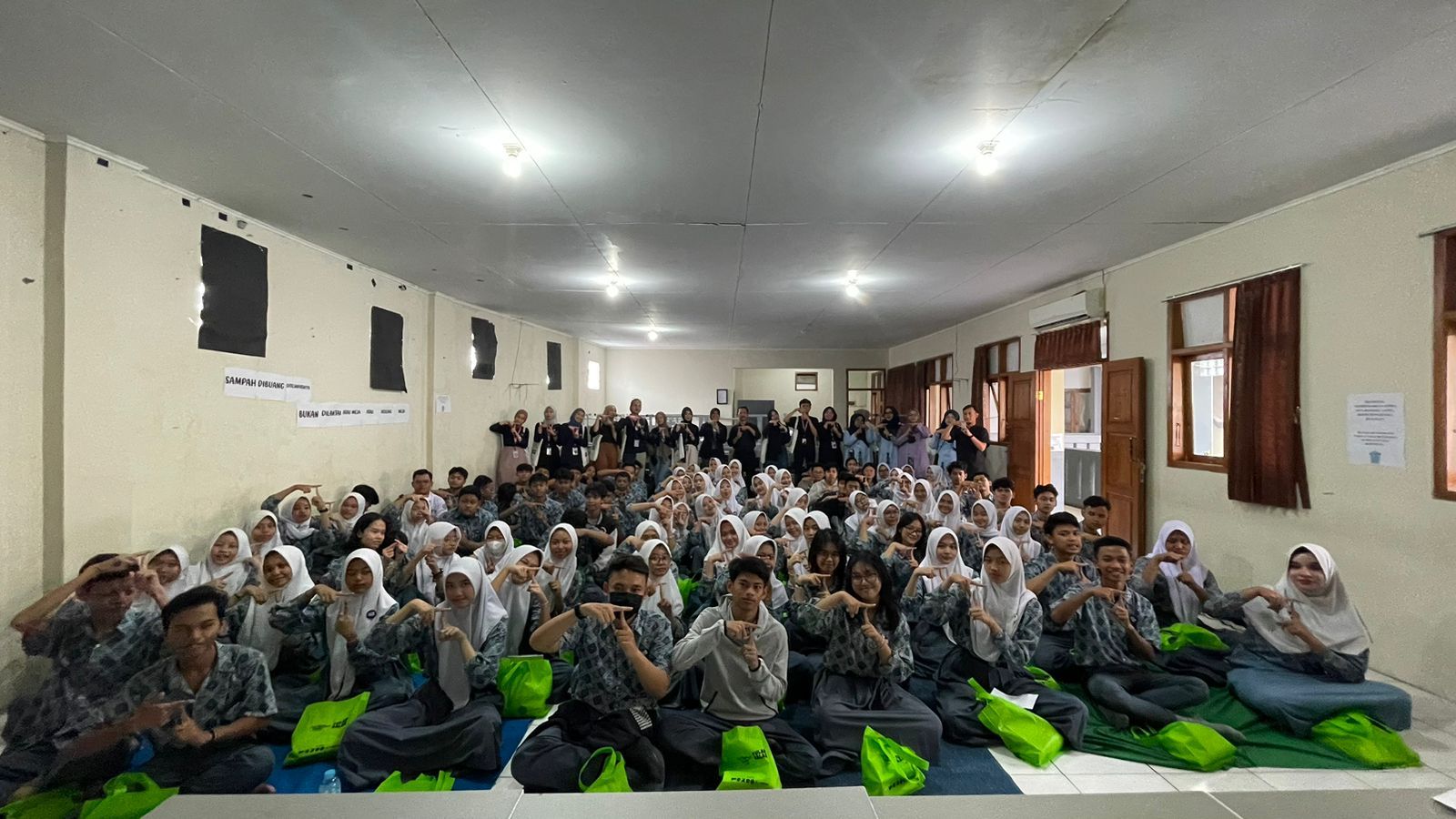 Antusiasme siswa SMAN 11 Garut mengikuti kegiatan Pelatihan Sekolah Kebangsaan untuk Pemilih Pemula.