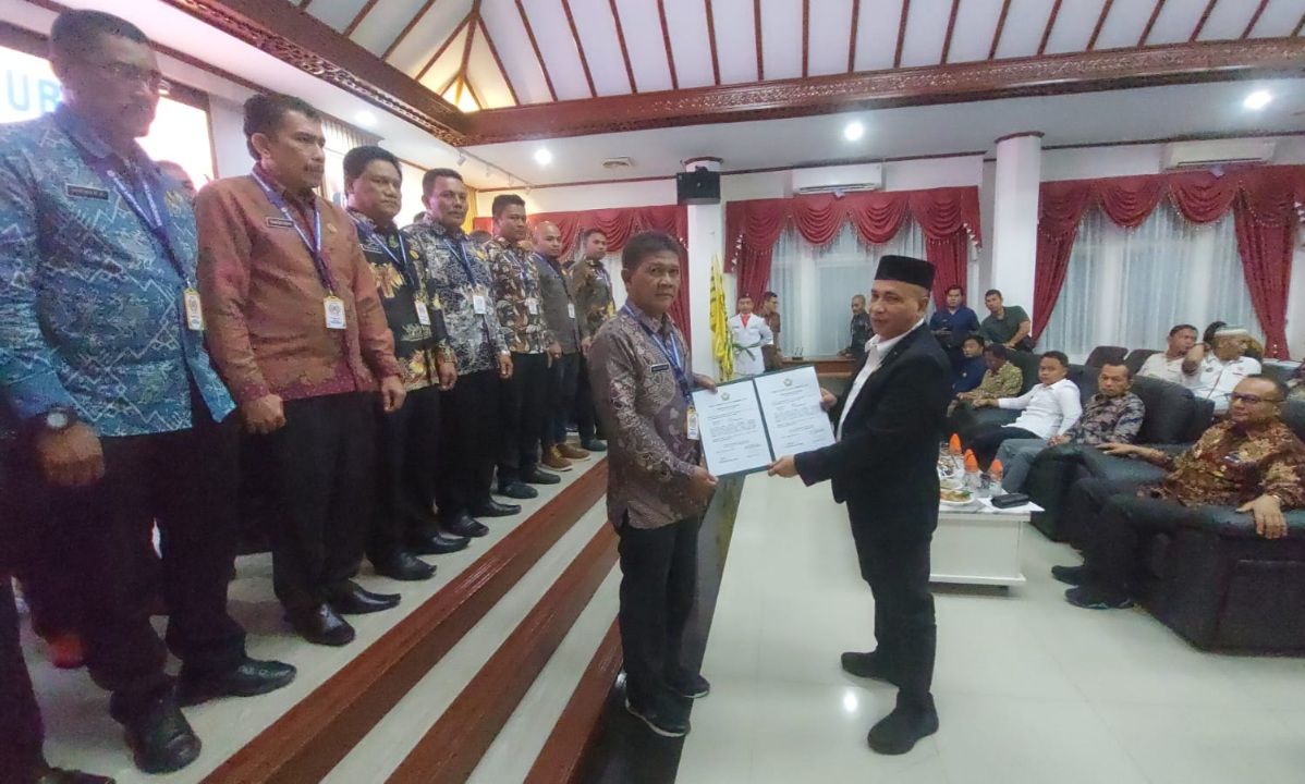 Ketua KONI Aceh Kamaruddin Abubakar secara resmi melantik pengurus KONI Lhokseumawe