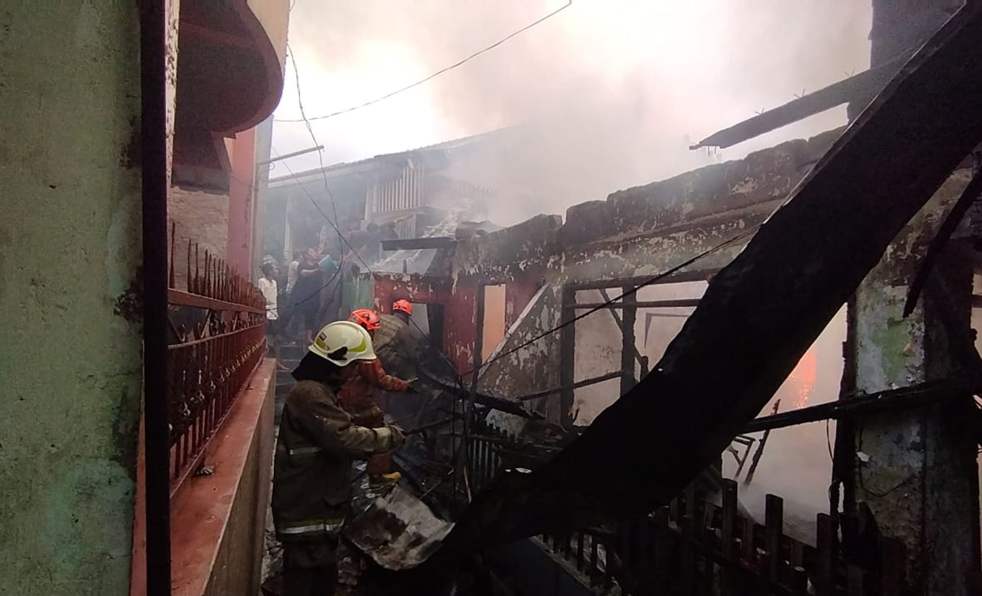 Kebakaran rumah di Jalan Muararajeun, Kelurahan Cihaurgeulis, Kecamatan Cibeunying Kaler, Kota Bandung, Minggu 26 November 2023