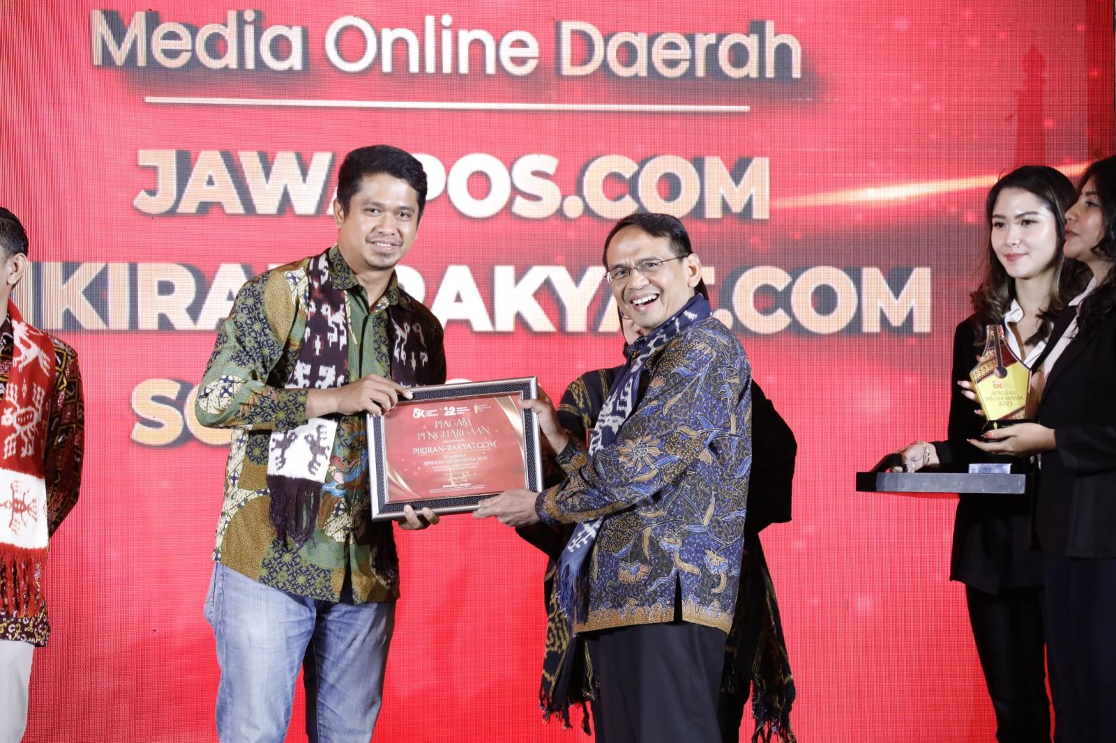 Kepala Biro Pikiran-Rakyat.com, Aldiro menerima penghargaan dari Kepala Eksekutif OJK Agusman di Jakarta, Senin, 27 November 2023.