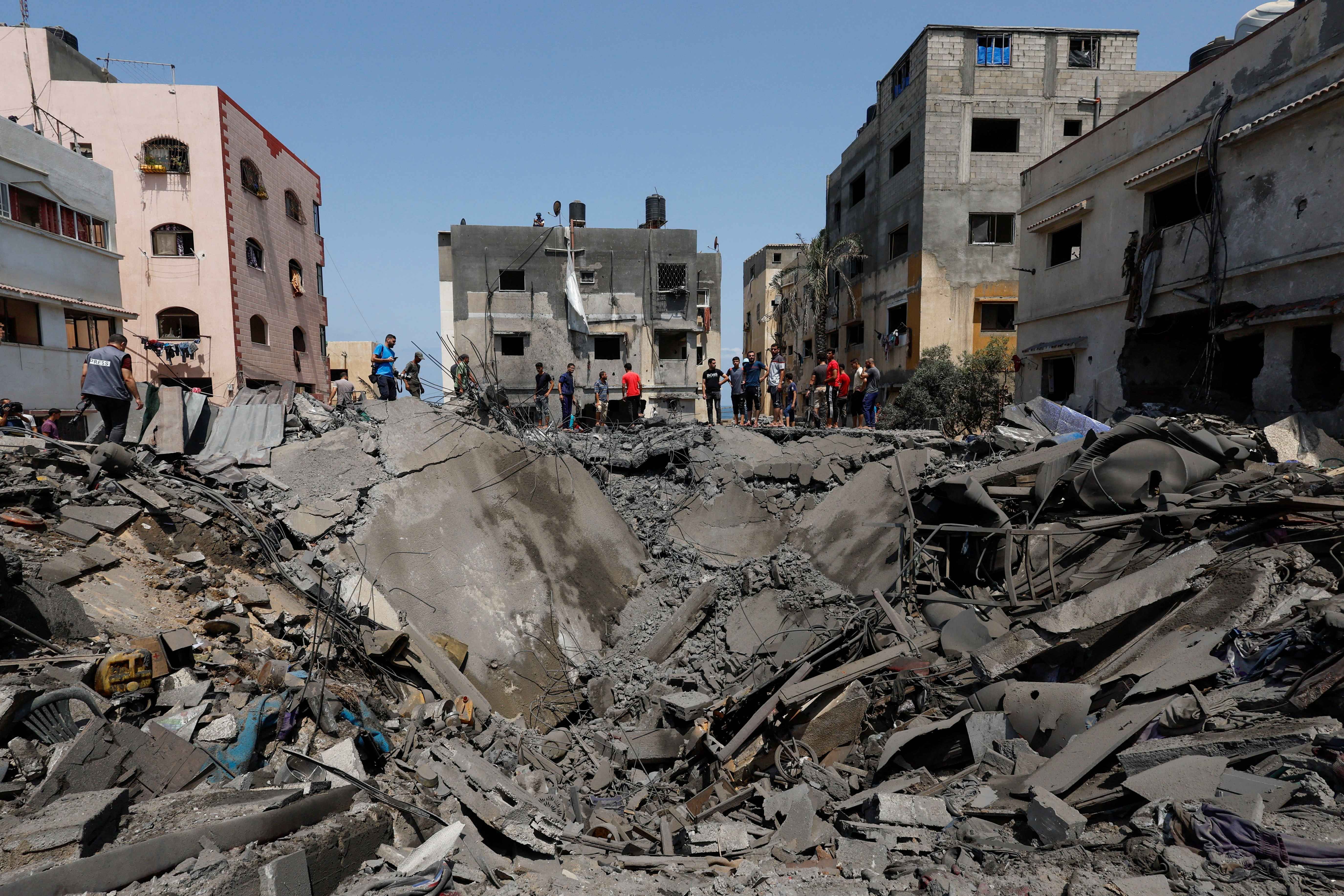 Warga Palestina memeriksa rumahnya yang terkena serangan udara Israel, di Kota Gaza, 6 Agustus 2022.