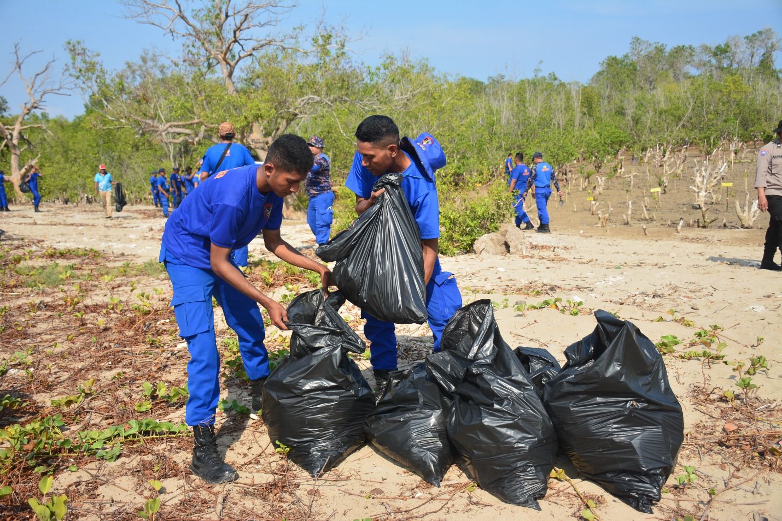 Selain menanam mangrove para personil Ditpolairud Polda NTT juga membersihkan sampah di kawasan Wisata Pantai Oesapa