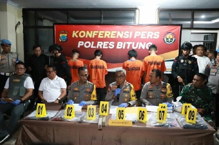 Kapolda Sulut dalam konfrensi pers di Polres Bitung dengan menampilkan terduga pelaku kasus bentrok di Kota Bitung