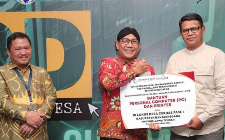 Kades H Hidayanto saat menerima secara simbolis bantuan Desa Cerdas Fase 1 bagi 10 lokus di Kabupaten Banjarnegara