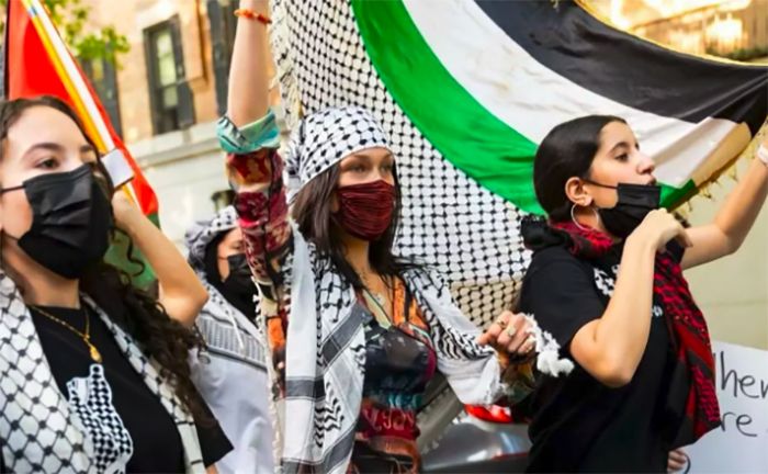 Gigi Hadad, seorang model dan selebriti di Hollywood yang kerap bersuara keras membela Palestina.