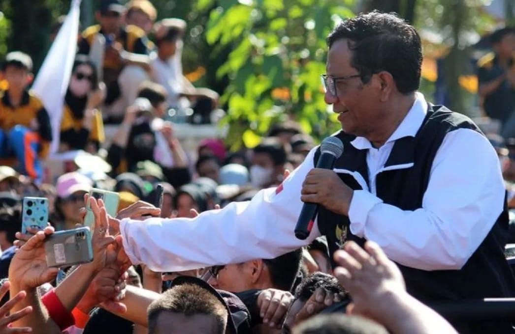 Mahfud MD menyapa masyarakat di acara senam dan jalan sehat Partai Hanura di Alun-alun Kapuas, Pontianak, Kalimantan Barat, Minggu (26/11/2023)