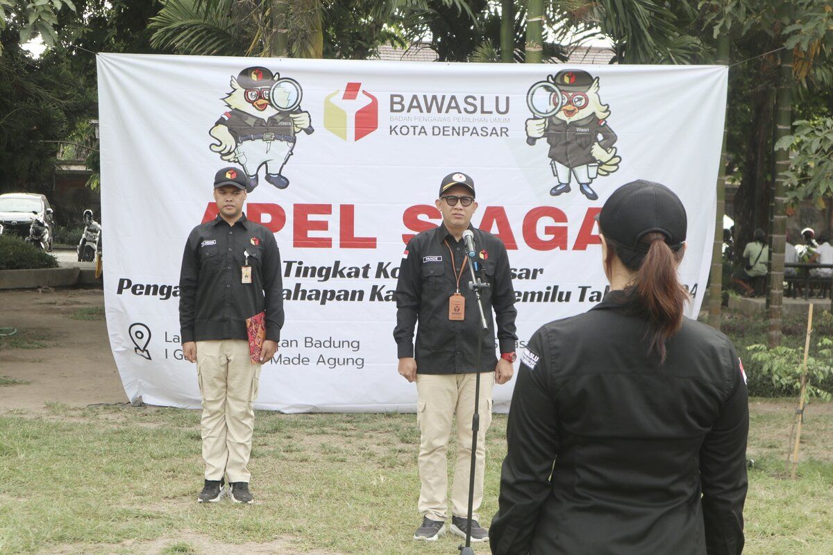 Ketua Bawaslu Denpasar I Putu Hardy Sarjana (tengah) saat memimpin apel siaga pengawasan