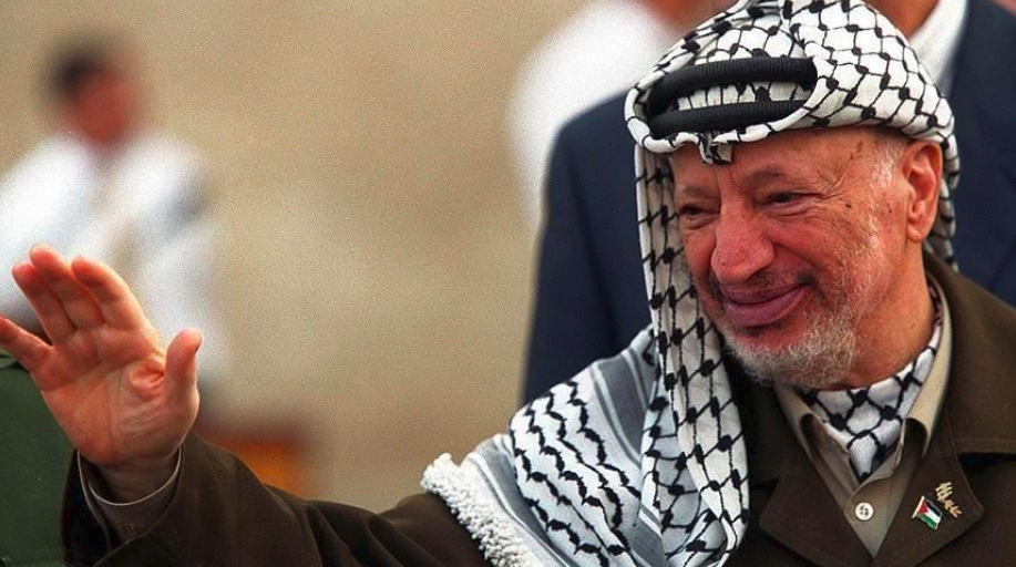 Keffiyeh mulai terkenal mendunia ketika Yasser Arafata sebagai pemimpin tertinggi PLO (Palestine Liberation Organization) selalu tampil di depan umum dengan keffiyeh.