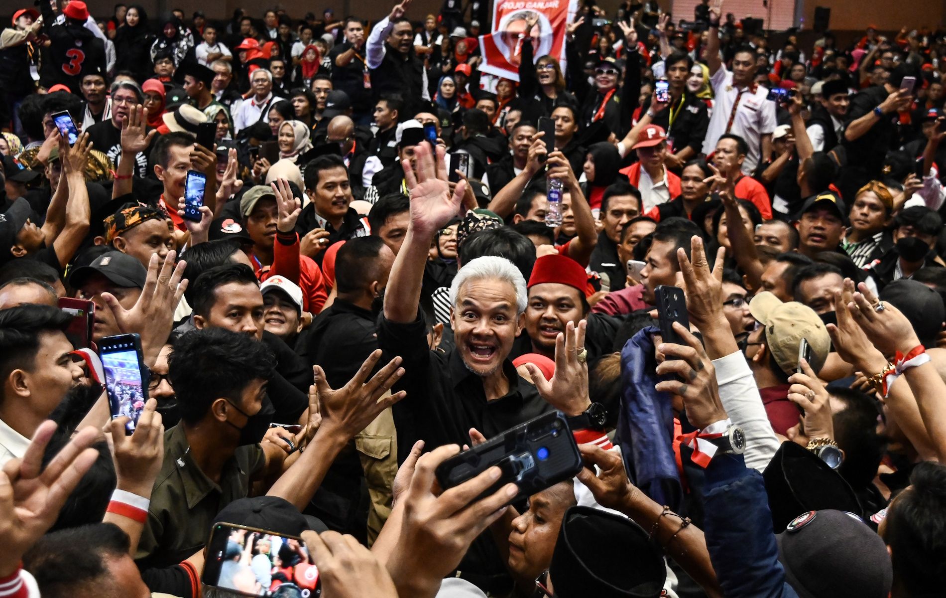 Calon presiden Ganjar Pranowo menyapa relawan usai memberikan pidato di acara Rakornas relawan se-Jawa di Jakarta, Senin (27/11/2023).
