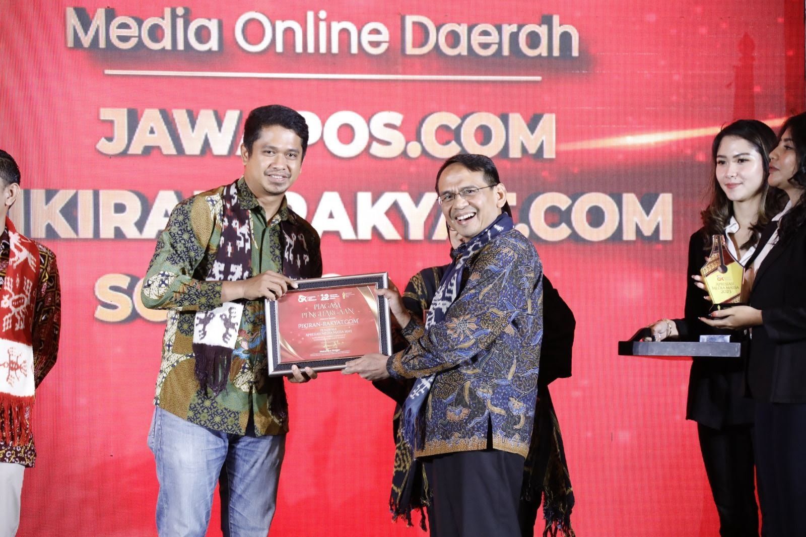 Kepala Biro Pikiran-Rakyat.com, Aldiro menerima penghargaan dari Kepala Eksekutif OJK Agusman di Jakarta, Senin, 27 November 2023.