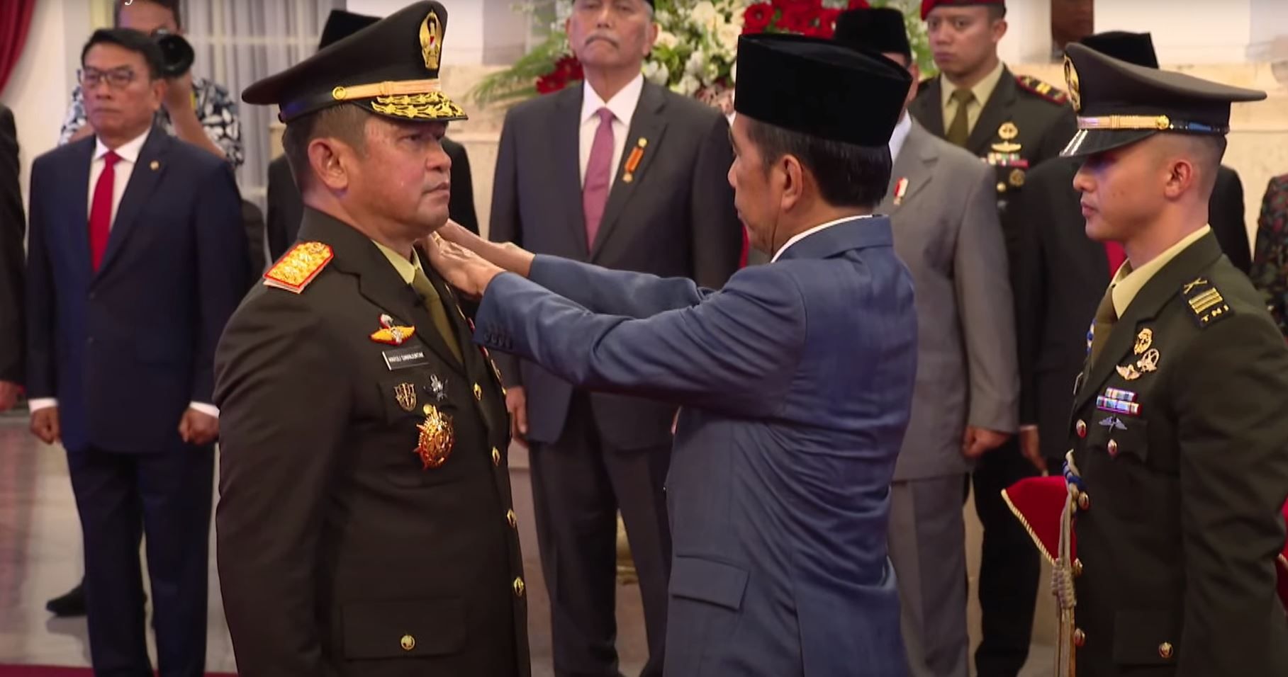 Presiden RI Joko Widodo (Jokowi) melantik Letnan Jenderal TNI Maruli Simanjuntak sebagai Kepala Staf Angkatan Darat (KSAD), di Istana Negara, Jakarta. Rabu (29/11/2023)