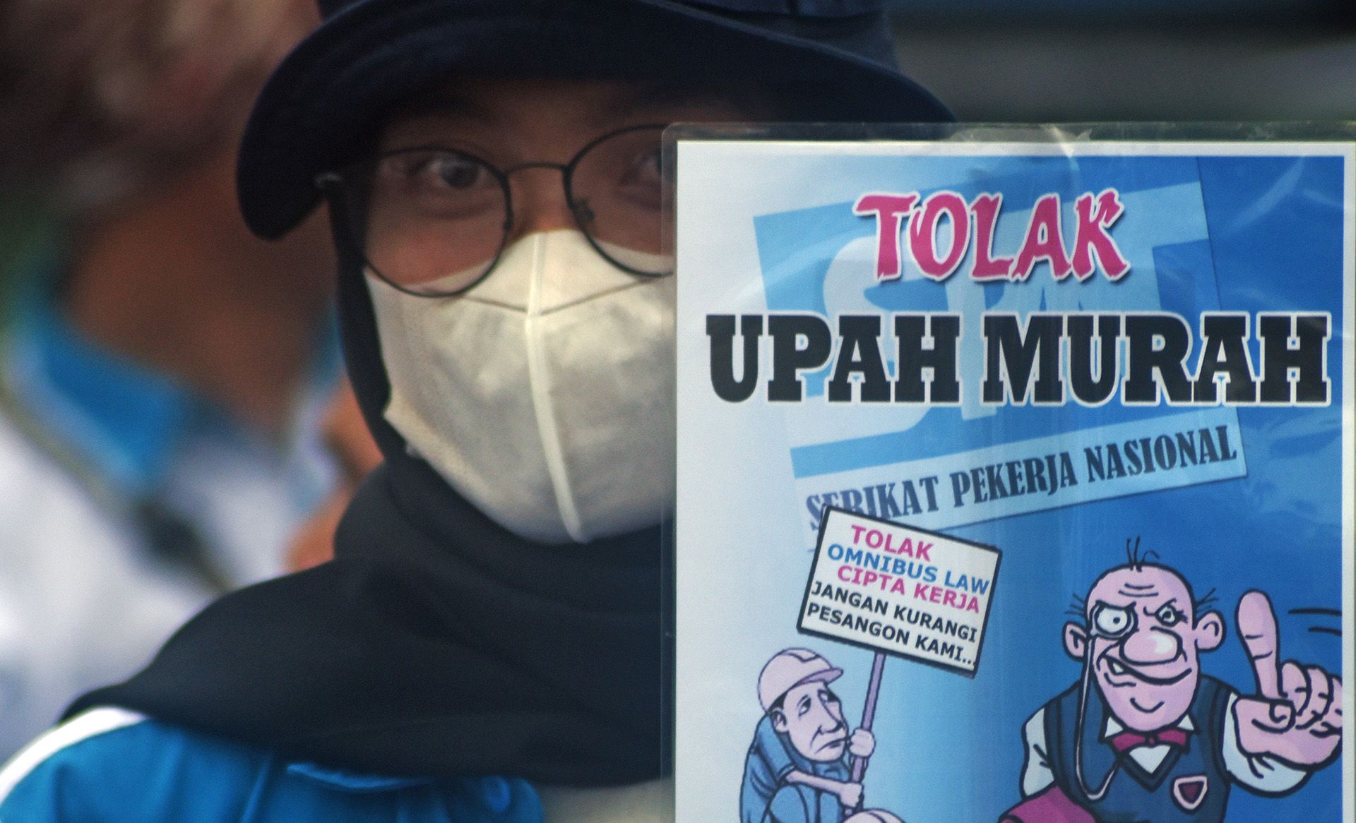 Aksi Demo Buruh Jawa Barat: Tuntutan Revisi UMK 2024 dan Menolak Omnibus Law