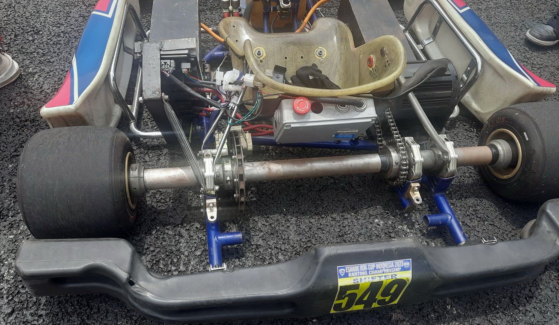 Unit gokart electric dengan motor listrik yang ditempatkan di belakang jok pembalapnya.*/ 