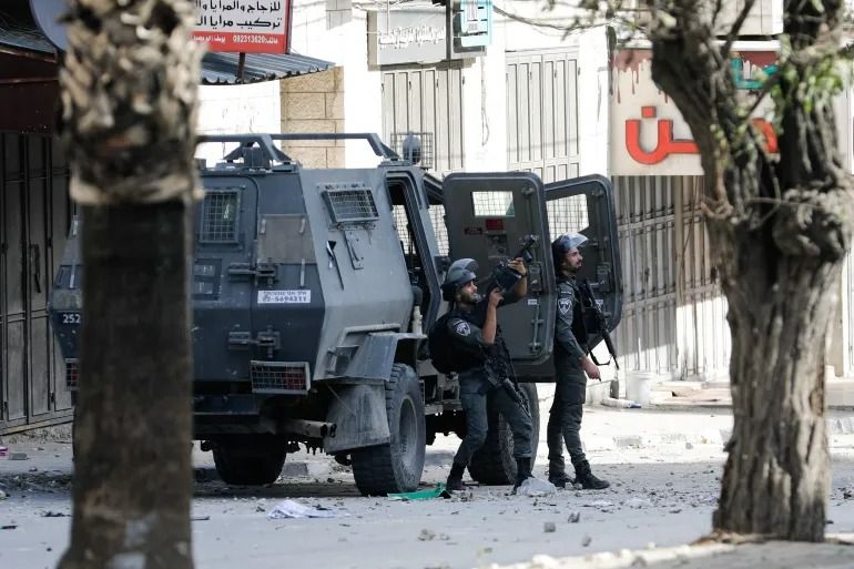 Seorang tentara Israel membidikkan senjata di Nablus, Tepi Barat yang diduduki Israel./Reuters/ Raneen Sawafta