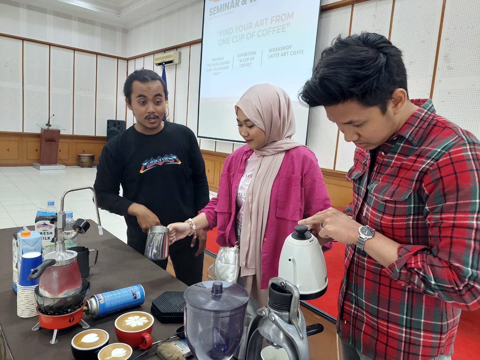 Perwakilan mahasiswa membuat latte art coffee pada acara workshop Latte art Coffee  Program D3 FEB Universitas Wikdyatama.DO