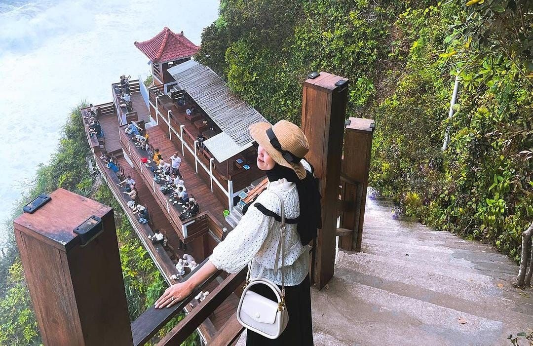 Puncak Segoro yang merupakan salah satu destinasi wisata dengan pemandangan bibir pantai yang indah.