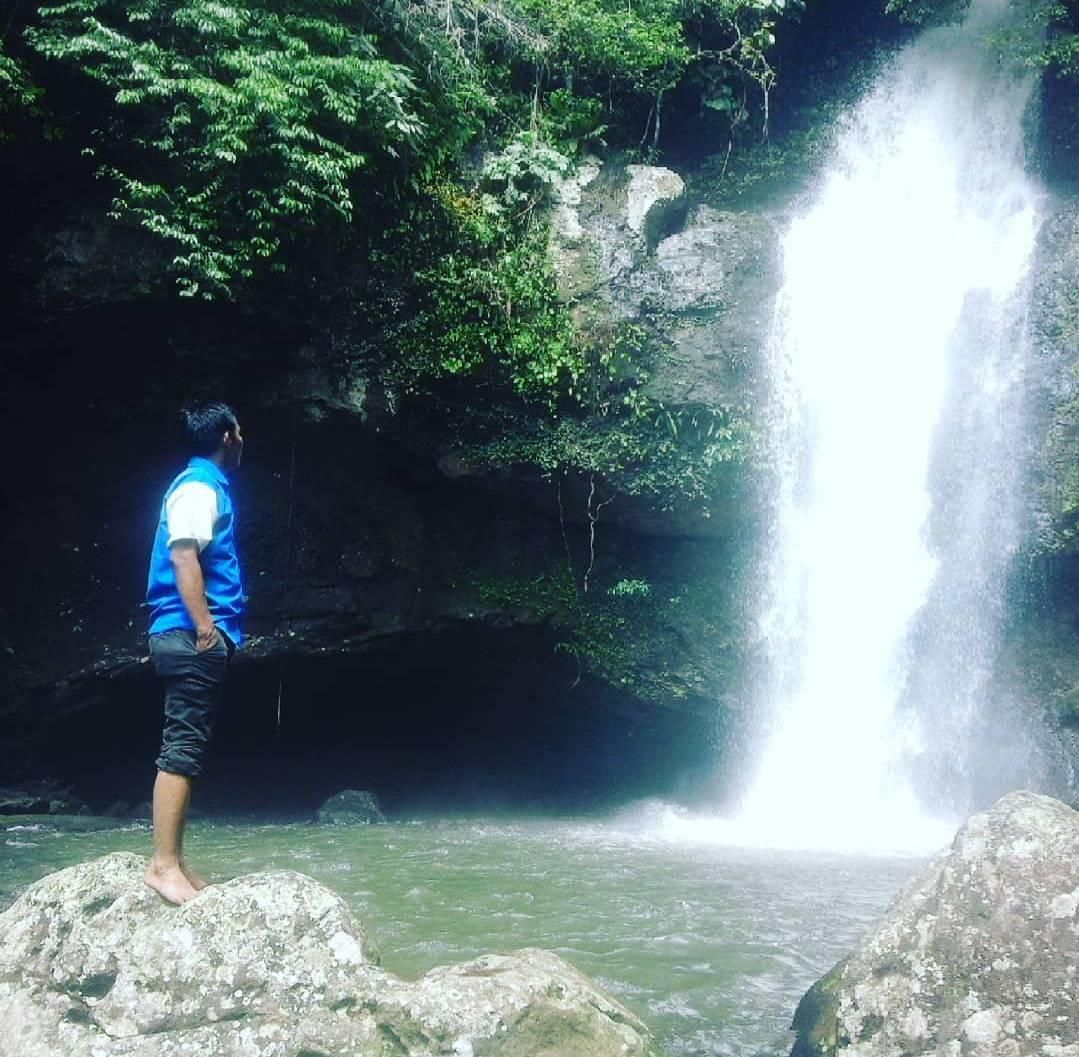 Pengunjung Curug Tingi di Desa Taba Remanik Kecamatan Selangit, Kabupaten Musi Rawas, tengah menikmati suasana alam.