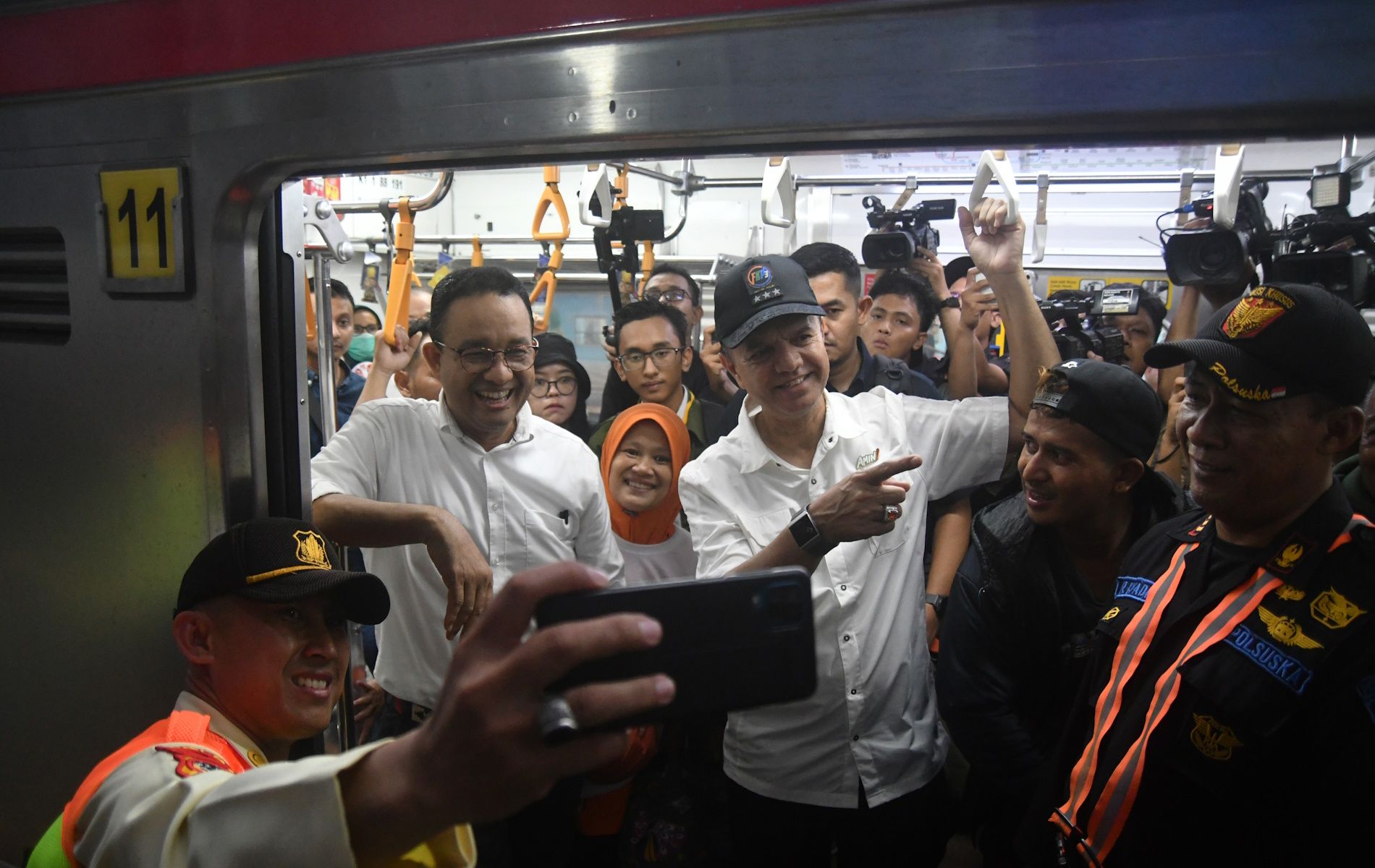 Anies Baswedan naik KRL Commuter Line menuju Jakarta setelah melakukan kampanye di Bogor, Jawa Barat, Selasa (28/11/2023).